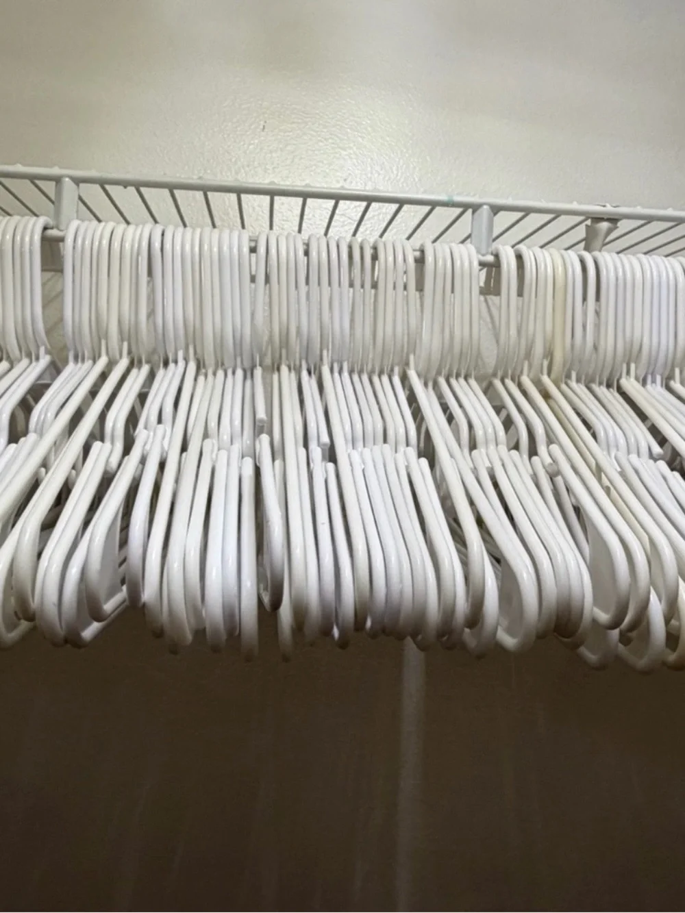 Mainstays White Plastic Clothing Hangers – Standard Size (15 Pack)